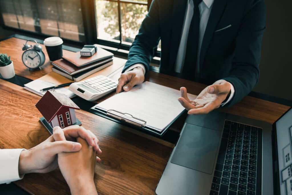 workers' comp adjuster arguing with employee